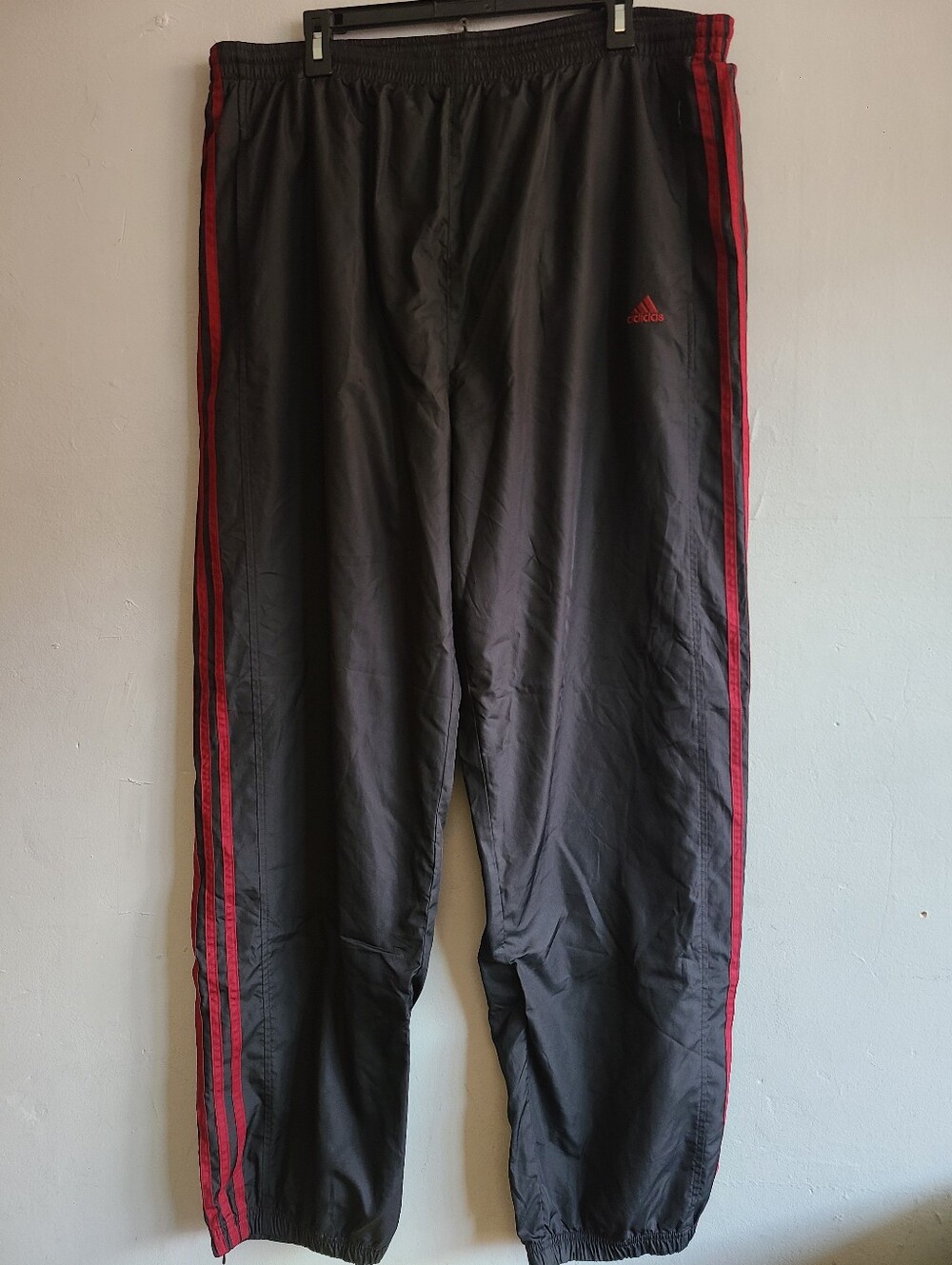 Vintage Y2K men's XXL 2X Adidas black lined track basketball pants maroon stripe